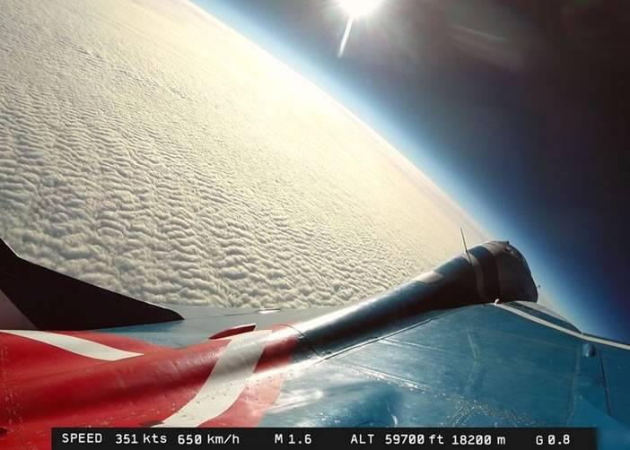 米格29飞到太空边缘（地球弯曲表面清晰可见）