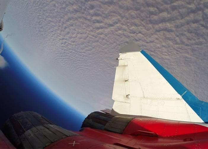 米格29飞到太空边缘（地球弯曲表面清晰可见）(3)
