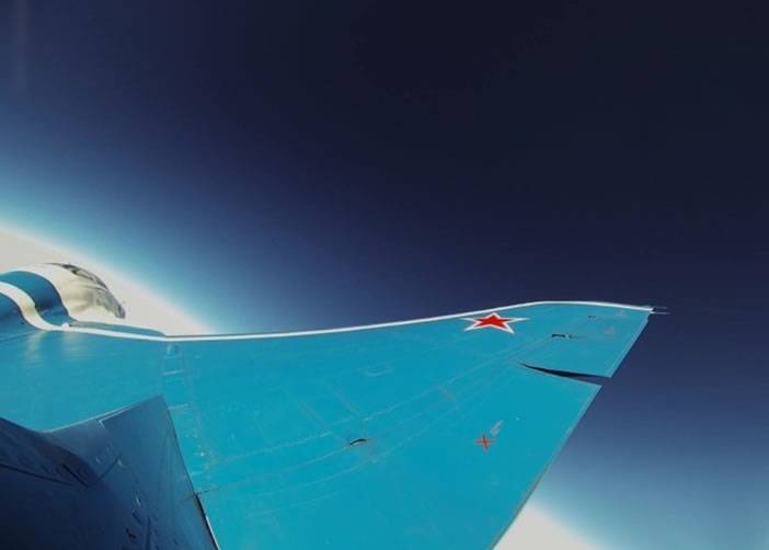 米格29飞到太空边缘（地球弯曲表面清晰可见）(4)