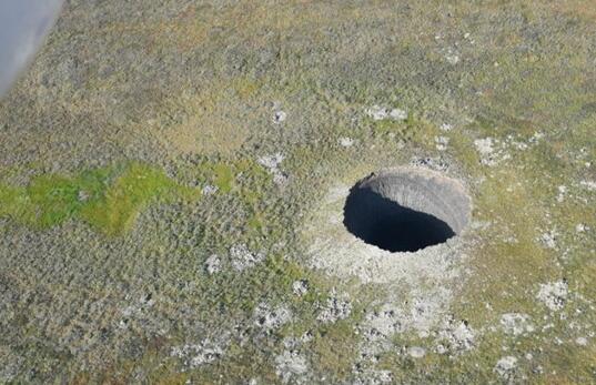 西伯利亚亚马尔半岛的巨洞之谜（目前科学家还没有给出定论）