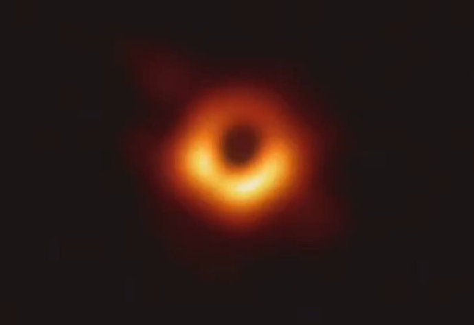 人类首次拍摄到黑洞图像（但为什么模糊又失焦）(2)