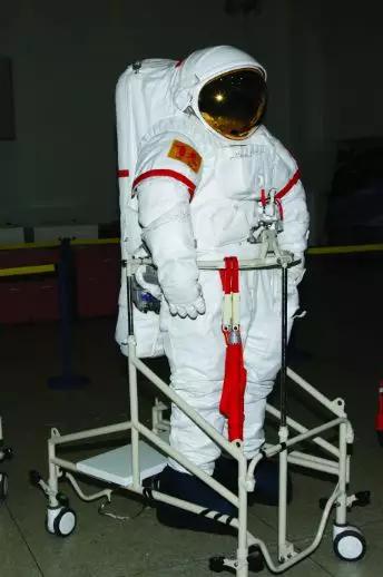 航天服是如何保护航天员安全的（具备的充气加压和应急供氧功能）(2)