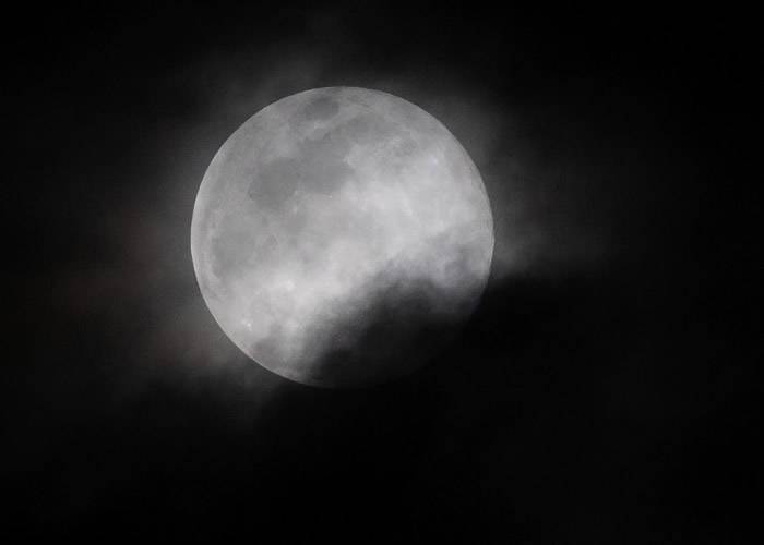今年超级月亮的时间：周三（20日）至周四（21日）的深夜至凌晨(2)
