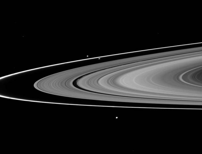 卡西尼飞船在飞往土星的过程中：卡西尼号穿越土星光环(3)