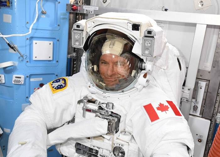 加拿大宇航员圣雅克完成太空漫步：这是暌违12年后再次出舱太空行走