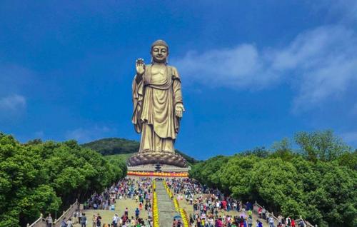我国最大的露天青铜释迦牟尼佛立像位于哪里：坐落于无锡马山秦履峰(2)