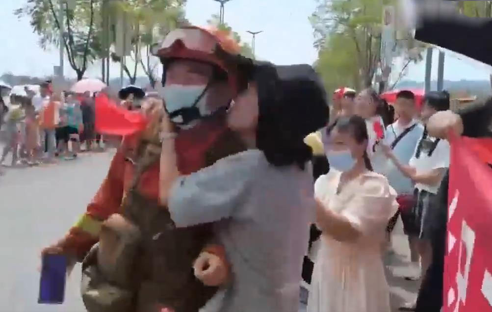 重庆救火后消防员被一女孩亲（给消防员整害羞了）