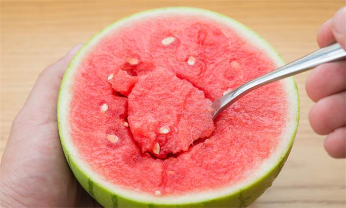 日本人吃西瓜要撒盐（增加西瓜的甜味放大）(2)