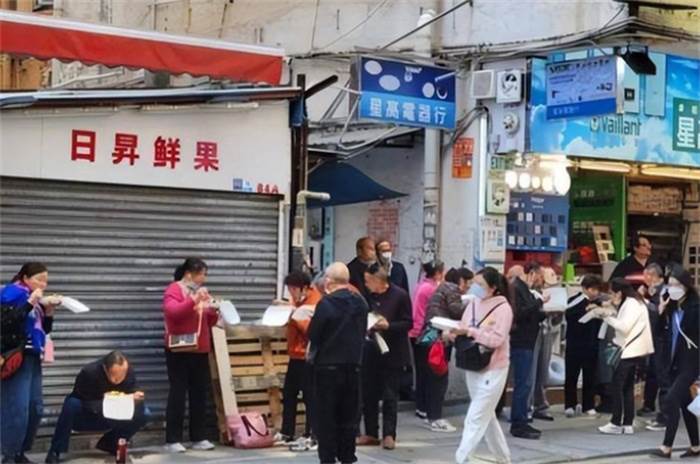 游客在香港街头吃盒饭却被当地人嘲笑 认为街头吃盒饭是寒酸的表现