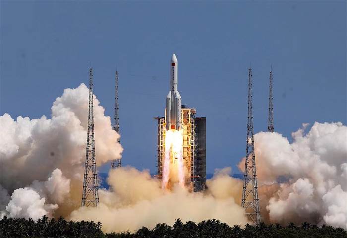 中国长征五号运载火箭 火箭残骸长约3米宽约2米是一块金属板
