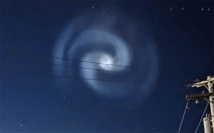 美国阿拉斯加州现神秘螺旋光（引起了不少的惊叹和好奇）(2)