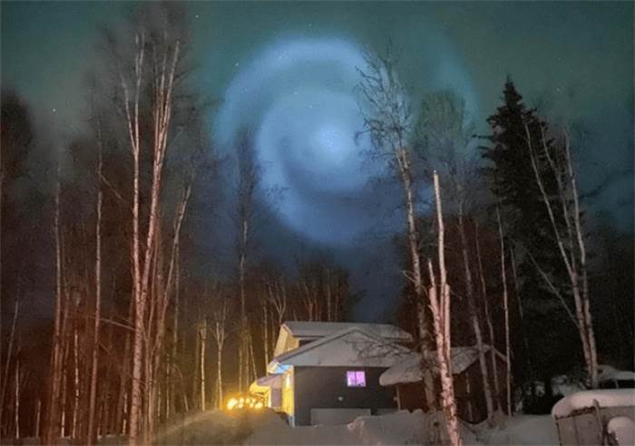 美国阿拉斯加州现神秘螺旋光（引起了不少的惊叹和好奇）(3)