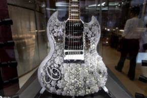 世界上最贵的吉他（价值高达200万美金镶满了钻石和黄金）