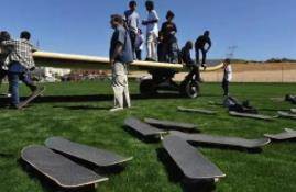 世界上最大的滑板（足足能够承载20多个人长度达到了10米多）