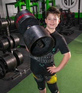 10岁男孩罗文·奥马利每天泡健身房  硬拉115公斤蹲举100公斤(2)