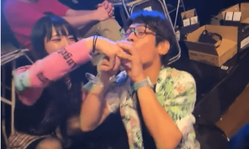日本女团成员灌男粉丝喝洗洁精（仅把洗碗精含在嘴巴并未喝下去）