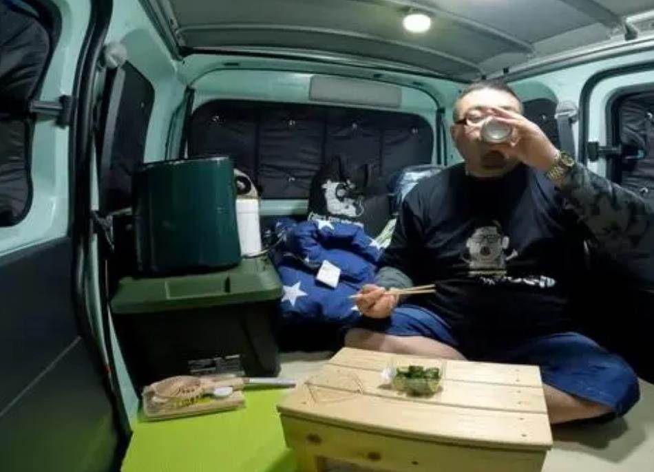 日本42岁单身汉没房没工作以车为家（每天窝在在车里喝酒吃肉）