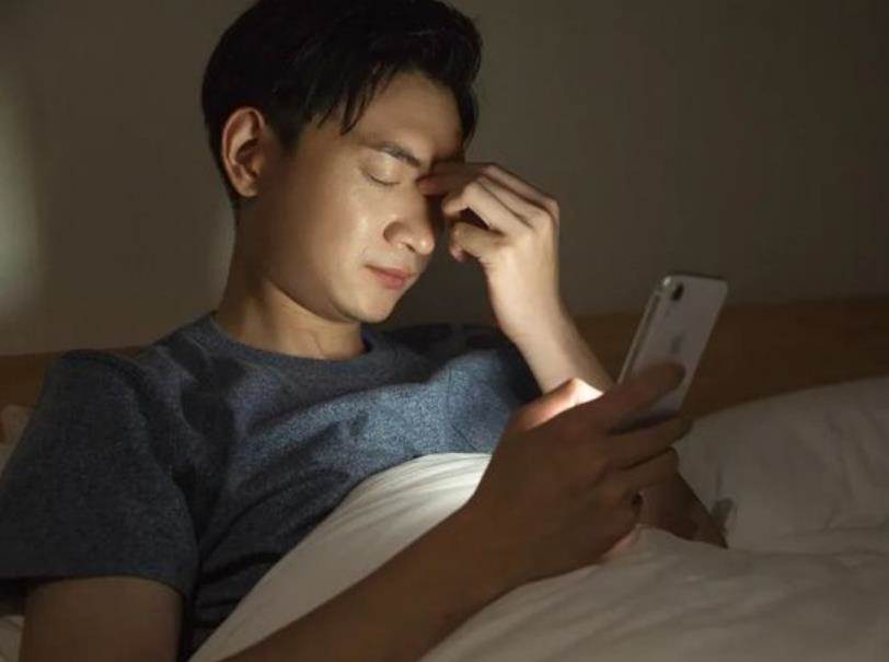 晚上睡觉前关灯玩手机有什么危害 关灯玩手机可能会导致严重的疾病