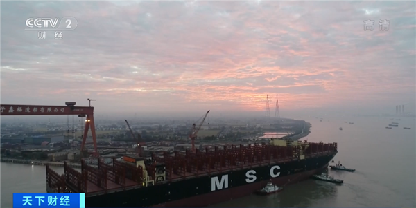全球最大的集装箱船(船总长399.99米，型宽61.3米)(2)