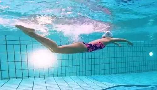 每个游泳爱好者都应学会的蝶泳技巧(蝶泳的动作要领)(21)