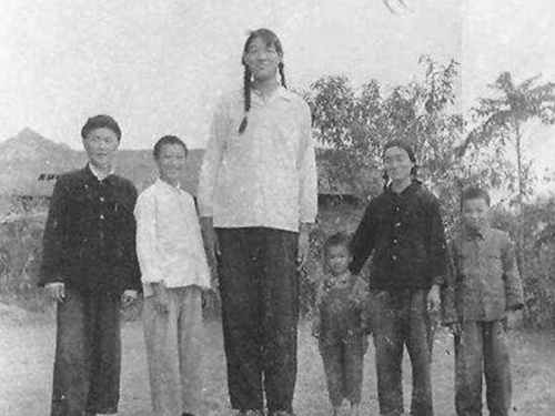 盘点十大世界上最高的人（詹世钗3.19米真实身高2.4米）(4)