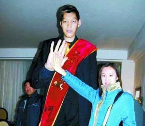 盘点十大世界上最高的人（詹世钗3.19米真实身高2.4米）(10)