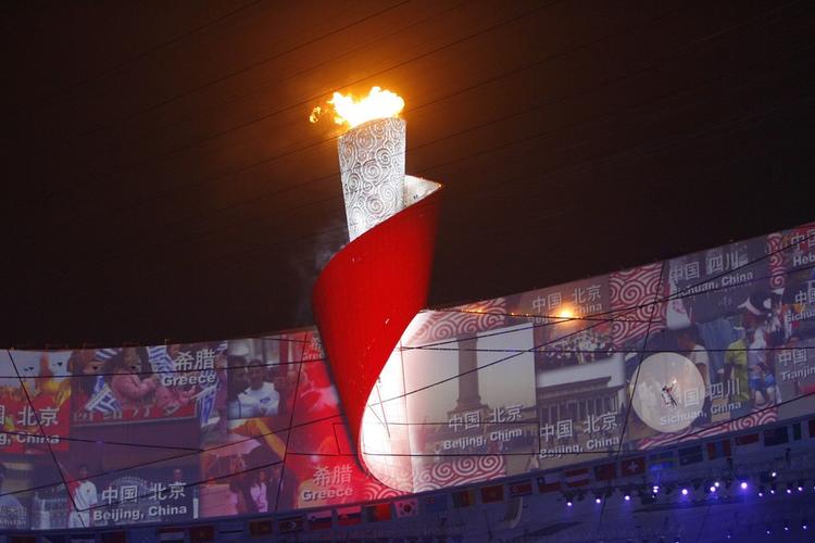 奥运会开幕式是谁点亮了火炬(1)