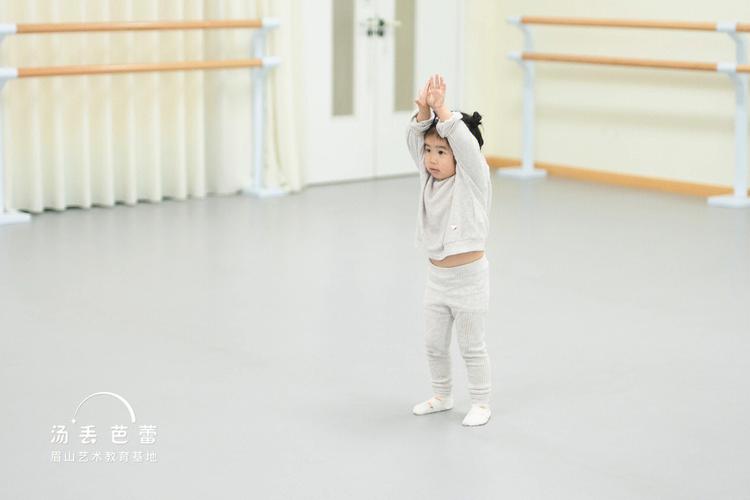 小女孩几岁开始学芭蕾舞最好(1)