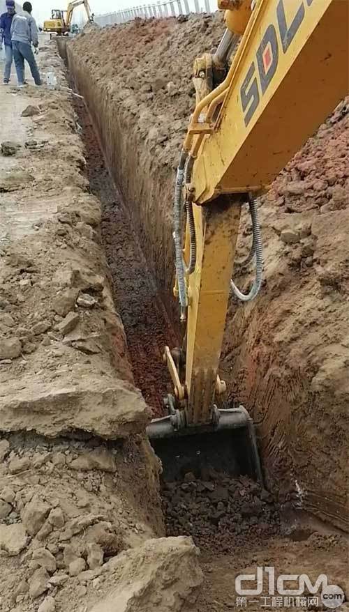 挖掘机怎样挖水池子