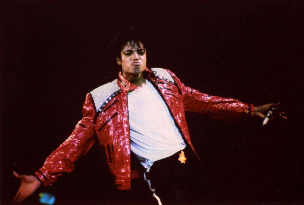 请问迈克杰克逊开过几次演唱会 是哪年(1)