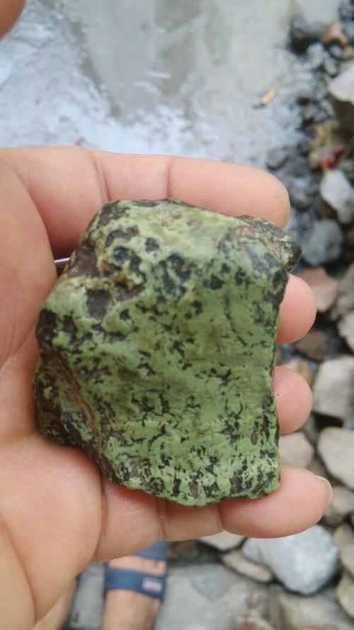 不透明坚硬绿色的石头是什么玉石