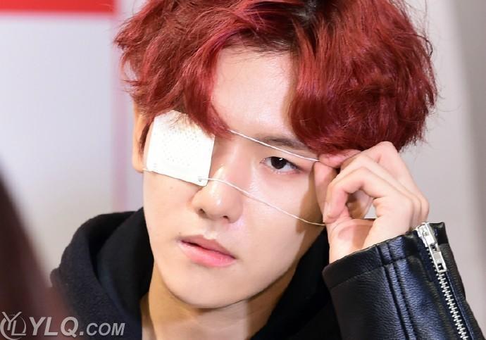 EXO演出现场 边伯贤为什么眼睛贴上胶布