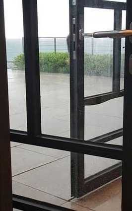 客厅窗户玻璃中间有水雾怎么处理掉(1)