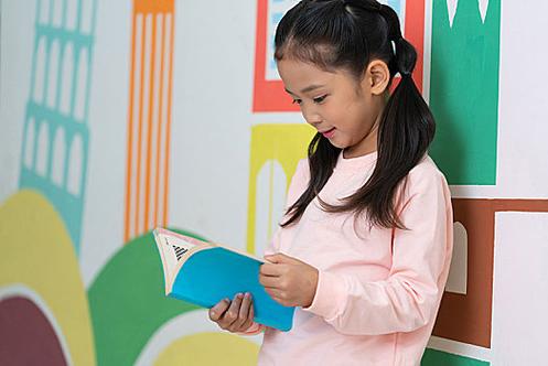 一个小女孩在看书如何续写(1)