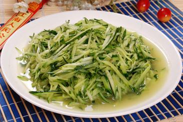 黄瓜炒莴笋丝的做法(1)