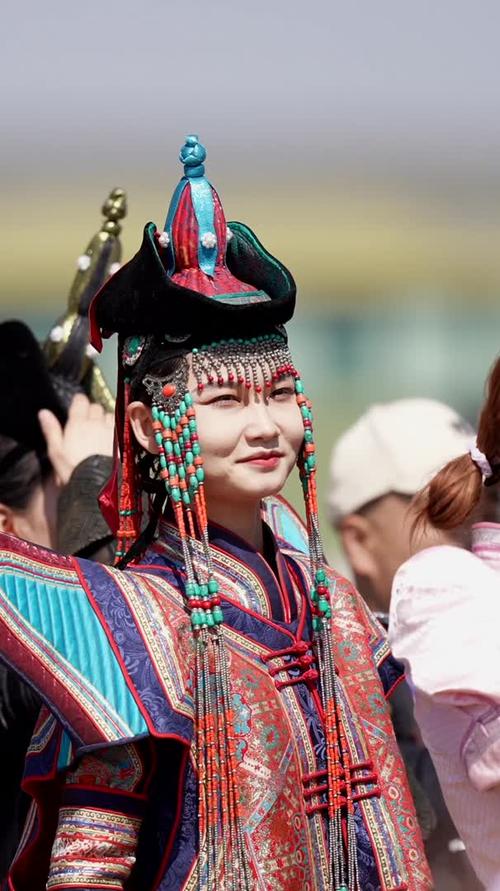 蒙古族服装的特点是什么