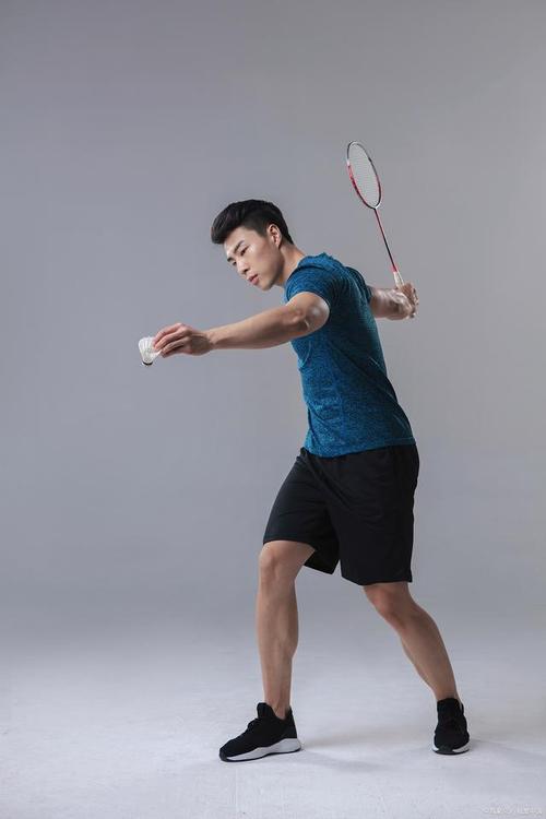 标准羽毛球发球姿势是什么(1)