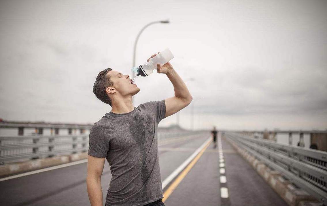 运动完后能马上喝水吗