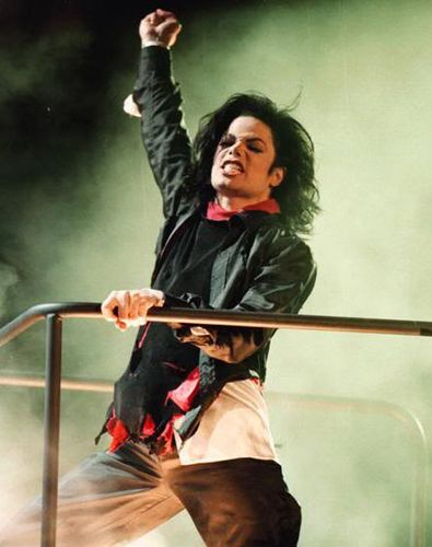迈克尔杰克逊演唱会中的男贝斯手是谁(1)