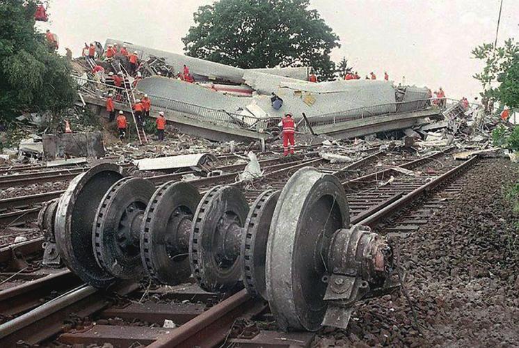 德国两火车相撞事故原因是什么