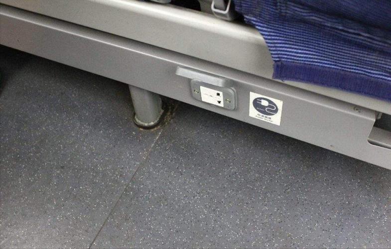 火车充电口在车厢什么地方