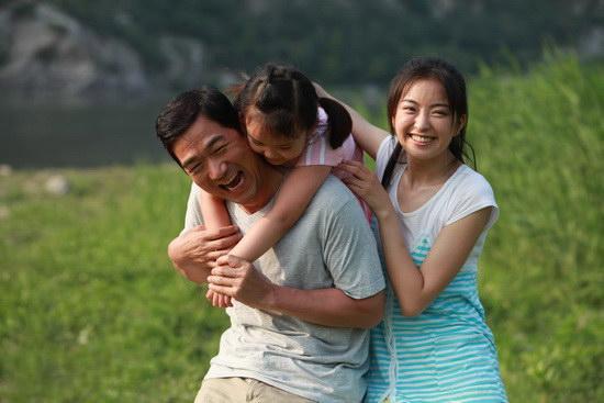 致青春中郑微爸爸和谁抱在一起(1)
