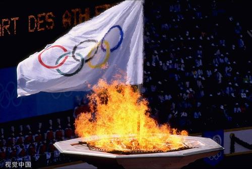 亚特兰大奥运会由谁点燃主火炬