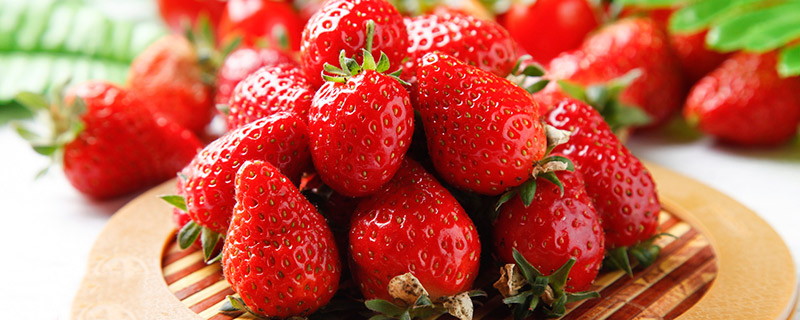 草莓上的黑毛刺是什么/草莓表面的颗粒是什么