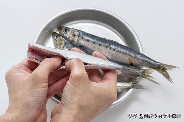 沙丁鱼怎么做好吃（干炸沙丁鱼的做法步骤）(3)