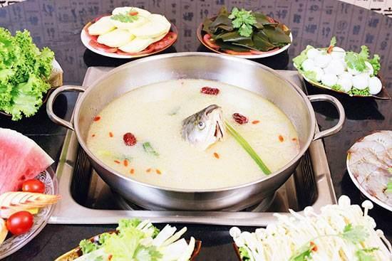 清汤鱼火锅的做法（秋季健康美味的清汤鱼火锅的做法）(1)
