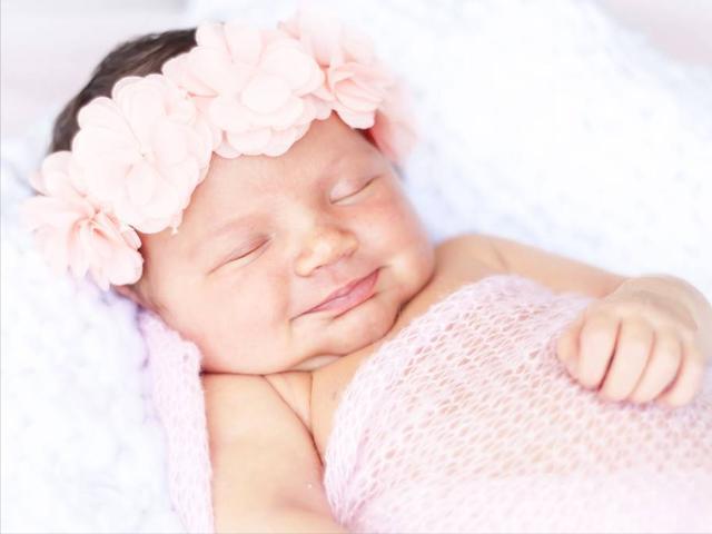 婴儿笑是因为什么（为什么婴儿睡着后会咧开嘴笑）