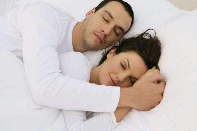 睡姿判断情侣间关系（夫妻之间的五种睡姿）(1)
