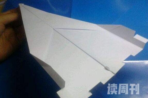 史上最牛纸飞机复仇者纸飞机飞行30米滞空20秒