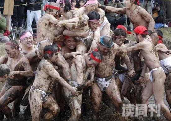 世界上最脏的节日日本泥浆节认为泥浆能带来好运(1)